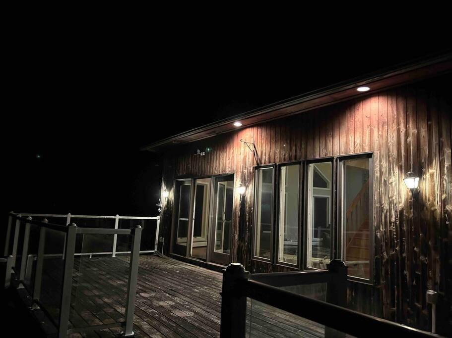 アンキャスヴィル（コネチカット州） Casino Chalet With Incredible Viewsヴィラ エクステリア 写真