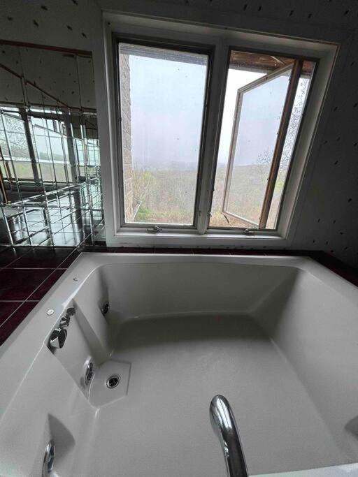 アンキャスヴィル（コネチカット州） Casino Chalet With Incredible Viewsヴィラ エクステリア 写真